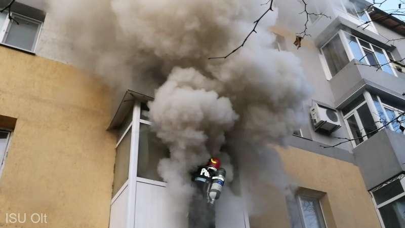 Incendiu în Alba. Două apartamente au luat foc. Locatarii s-au autoevacuat