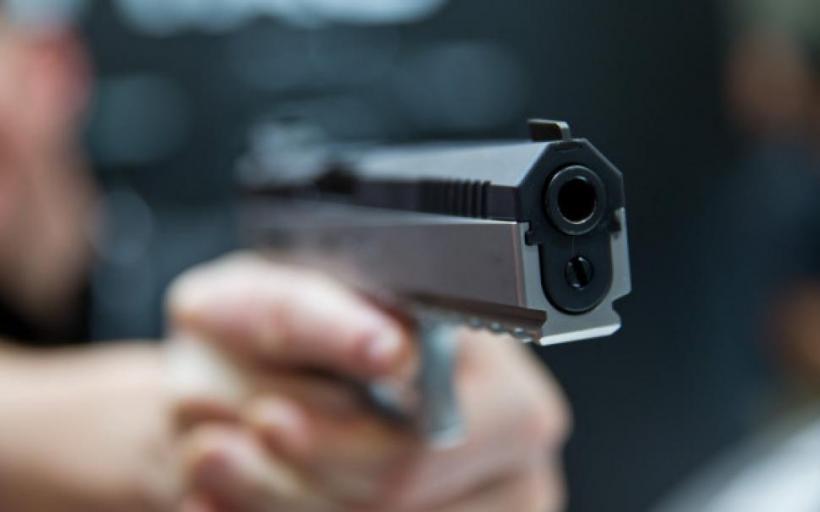 Incident șocant la Galați. Un tânăr a fost împușcat în picior de polițiști după ce i-a atacat cu o sabie