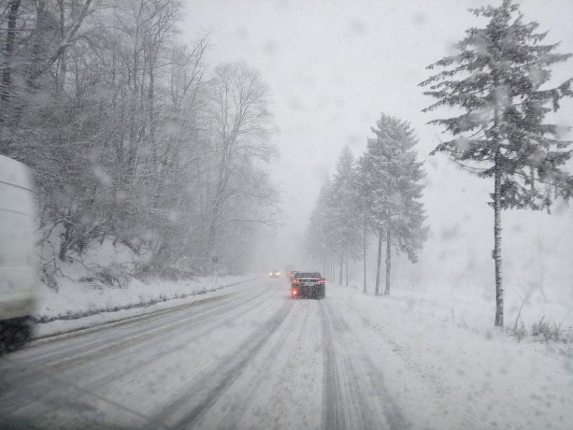 Circulaţie rutieră în condiţii de iarna pe DN 18, vânt puternic şi zăpadă spulberată la munte