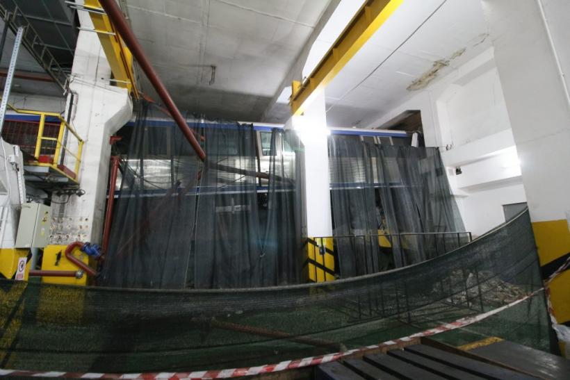 Metroul „zburător” stă înfipt în parapet de 1 an