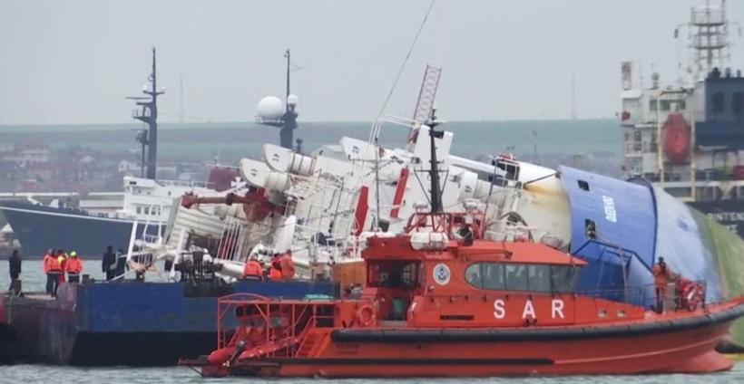 Procedura de scoatere a navei scufundate în Portul Midia a fost suspendată în aceeași zi în care a început