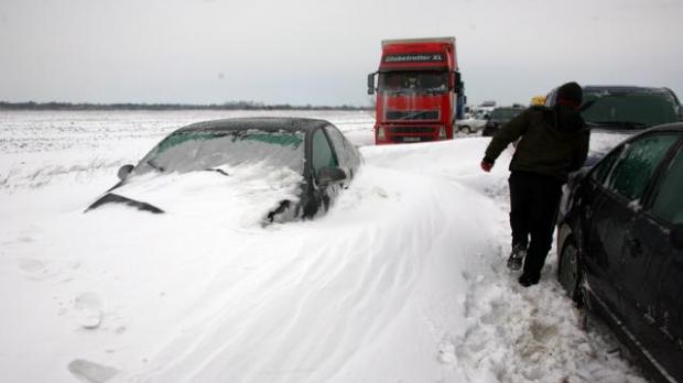 TIR-uri blocate din cauza ninsorii în Harghita