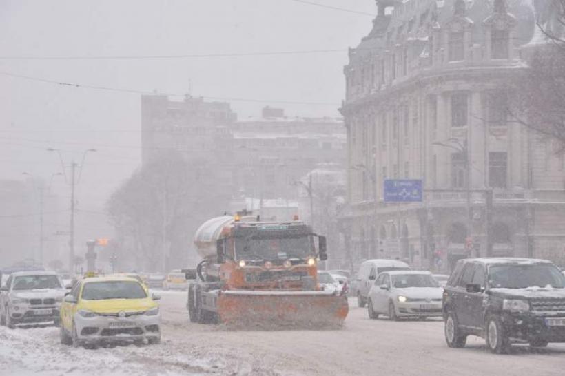 Primăria Capitalei pregătită de prima ninsoare: Sute de utilaje sunt gata să intervină cu material antiderapant 