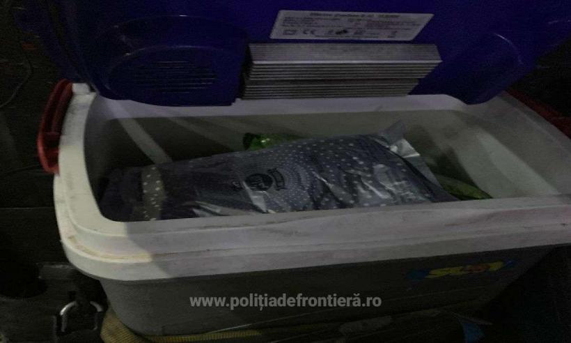 Sute de pachete cu tutun pentru narghilea, ascunse într-un autoturism condus de un moldovean