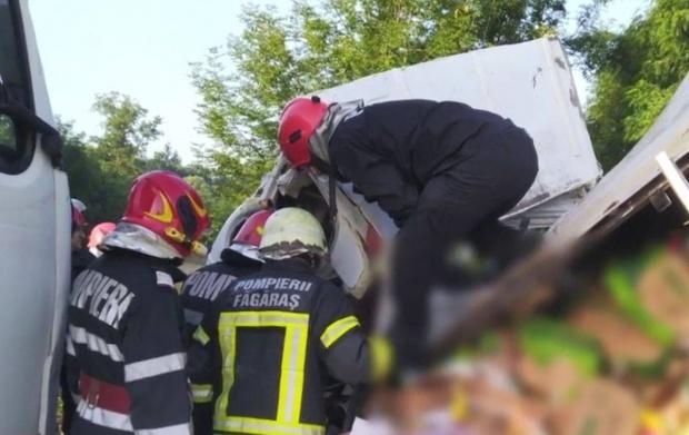 Autoutilitară lovită de tren în Brașov. Șoferul a suferit un traumastism cranio-cerebral