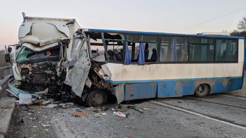 Accident TERIBIL de autobuz în Bistrița. O persoană a murit şi alte cinci au fost rănite