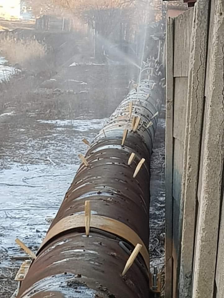 O conductă de apă din Hunedoara face vâlvă pe internet. A fost reparată cu dopuri din lemn