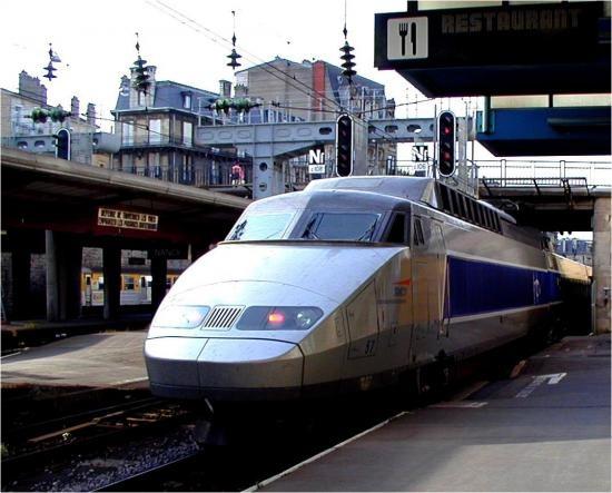 Grupul francez Alstom vrea să achiziționeze Bombardier Transport