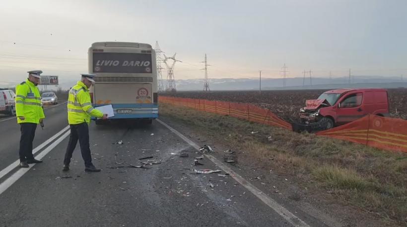 Accident GRAV în Alba. Un microbuz în care se aflau 15 persoane s-a ciocnit de autoturism. O persoană a fost rănită