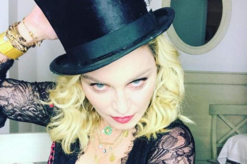 Madonna, în lacrimi pe scenă, după ce a căzut de pe un scaun