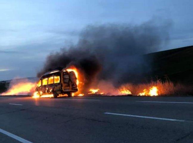 Un microbuz de călători a ars complet la Iași. Zece persoane s-au autoevacuat