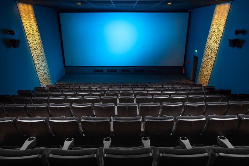 COVID-19: Cinefilii, îndemnați să lase un loc liber între ei în cinematografe 