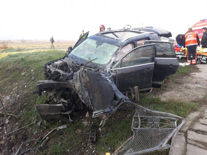 Accident TERIBIL în Bistrița-Năsăud. Au intrat cu mașina într-un cap de pod. Un mort și trei răniți 