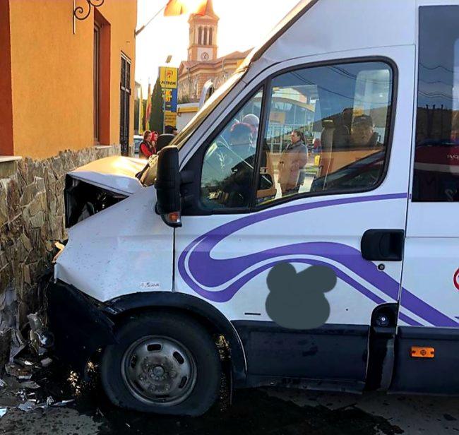 Accident grav în Arad. Un microbuz plin cu pasageri s-a izbit de o casă. Cinci persoane au fost rănite