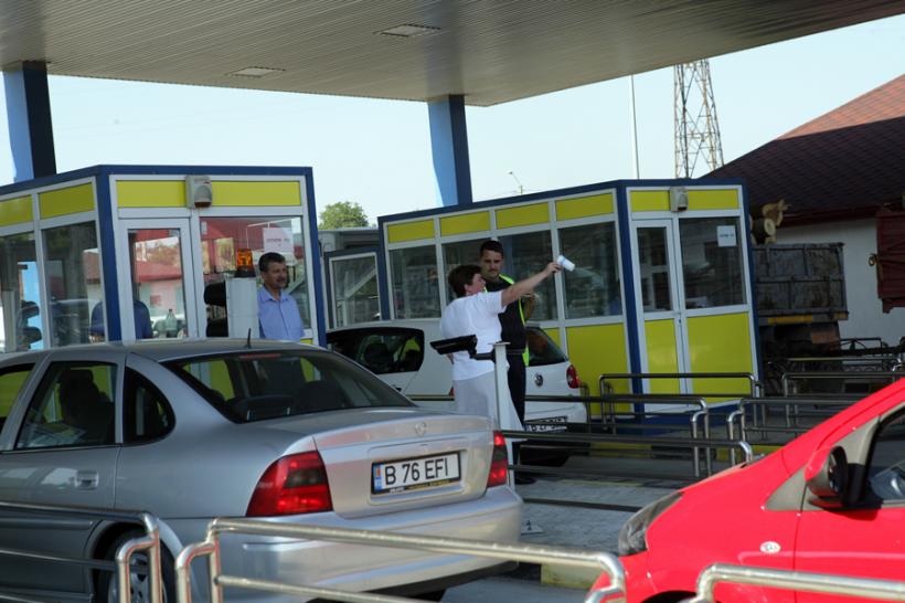 15 autocare cu români din Germania așteaptă să intre în țară la Vama Nădlac