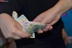 Gest nobil: Un bărbat care câștigă salariul minim pe economie a găsit 10.000 de lei și i-a predat Poliției