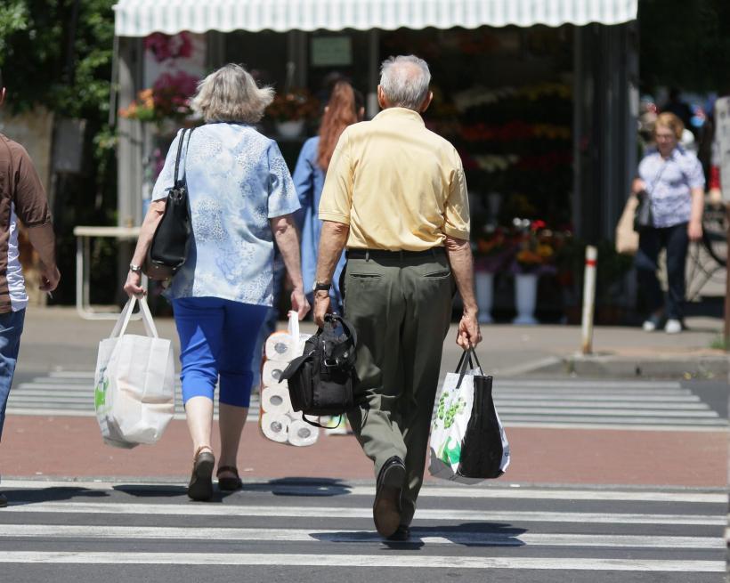 Numărul pensionarilor scade iar pensia medie crește ușor