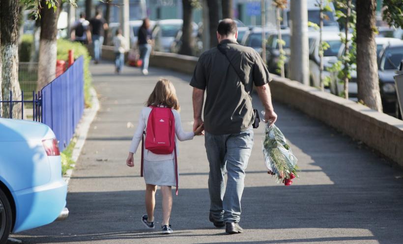 Probleme serioase la legea prin care părinții pot sta acasă cu copiii când se închid școlile