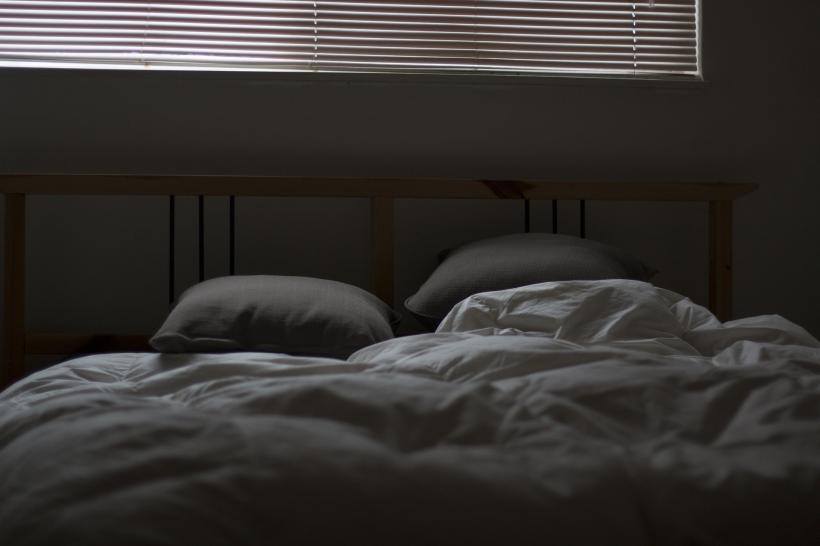 Viața în autoizolare. Muncitul din pat afectează calitatea somnului