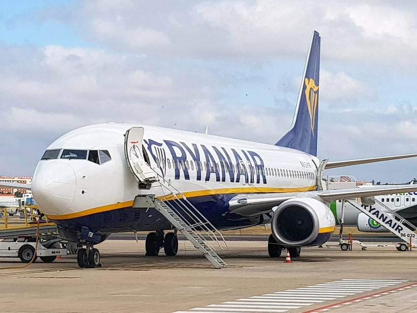 Compania aeriană Ryanair reduce salariile cu 50%