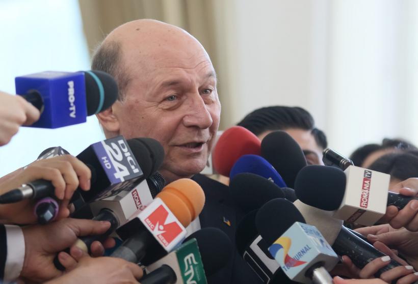 Băsescu: Președintele este cu mult în urma crizei