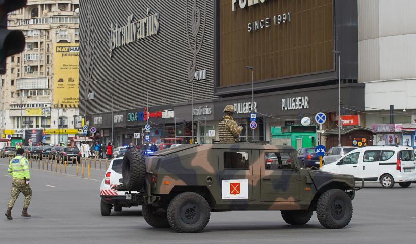 GALERIE FOTO. Cum arată Bucureștiul în prima zi de carantină generală. Armata a scos pe străzile Capitalei mai multe vehicule militare