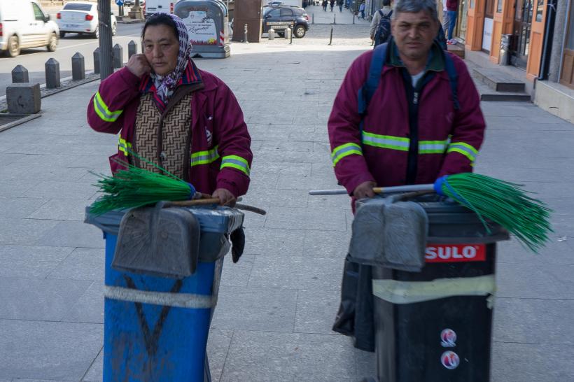Angajaţii de la salubritate păstrează curăţenia pe străzi şi se expun coronavirusului 12 ore pe zi