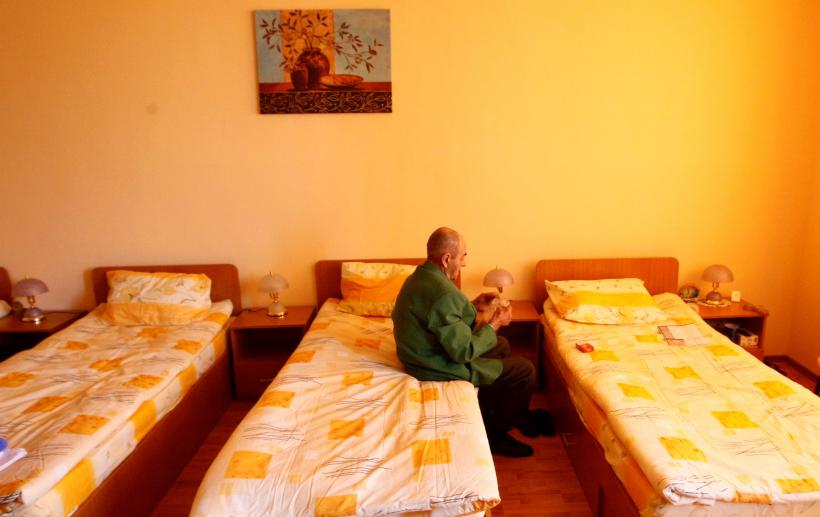 Situație revoltătoare în Vâlcea: Bătrânii dați afară din cămin de teama COVID-19, abandonați și de familii