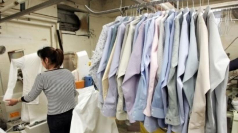 Curățătoriile de haine, obligate să rămână deschise, cer autorităților să-și suspende activitatea 
