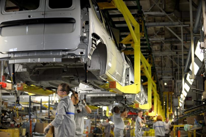 Angajaţii Dacia şi Ford sunt speriaţi de şomajul tehnic prelungit