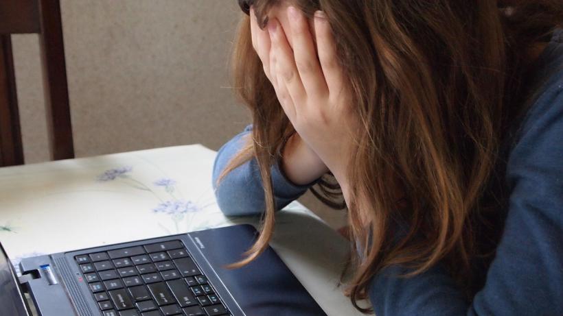Elevii, nemulțumiți de modul în care se desfășoară cursurile online: Volumul temelor este exorbitant