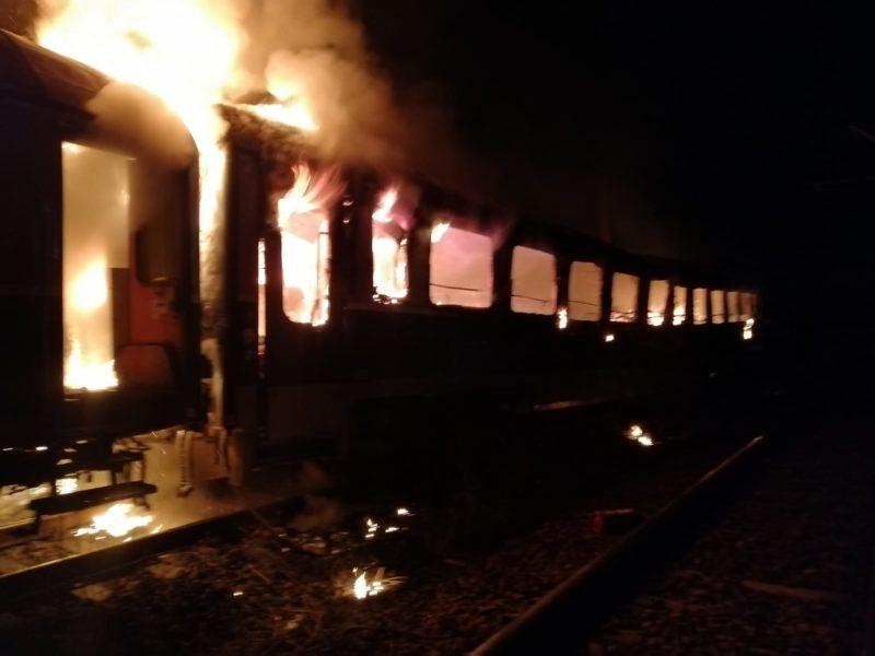 Crimă sau accident la Brașov? Un cadavru carbonizat a fost descoperit în vagonul unui tren afectat de incendiu