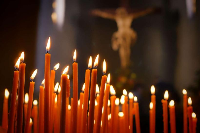 Anunț OFICIAL de la Patriarhie: Pelerinajul de Florii se suspendă. Sfânta Lumină se va distribui doar la credincioșii care o așteaptă în fața locuinței