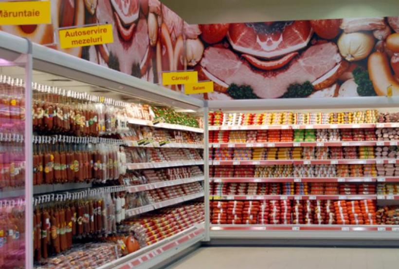 Carne expirată de 45 de zile descoperită într-un supermarket din Cluj