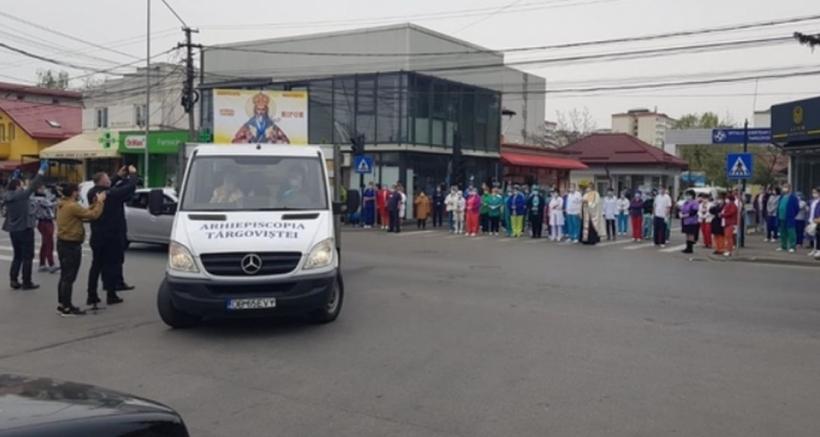 Medicii de la Spitalul din Târgoviște au lăsat pacienții și au ieșit afară pentru a întâmpina racla cu moaștele Sf. Nifon