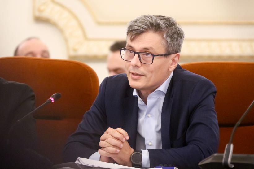 Virgil Popescu: La Spitalul Județean Mehedinți sunt angajați, fără concurs, juriști și ingineri