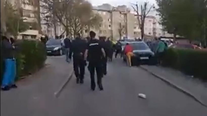 Incidente într-un cartier din Hunedoara. Polițiști atacați, mașini vandalizate. S-a intervenit în forță