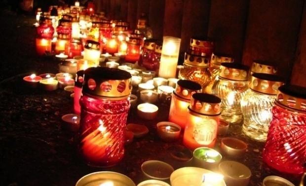 Rm. Vâlcea: 18.000 de candele aprinse în cimitir din dispoziția primarului. Poliția anchetează cazul