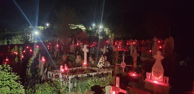 Galaţi: candele la morminte, în noaptea de Înviere