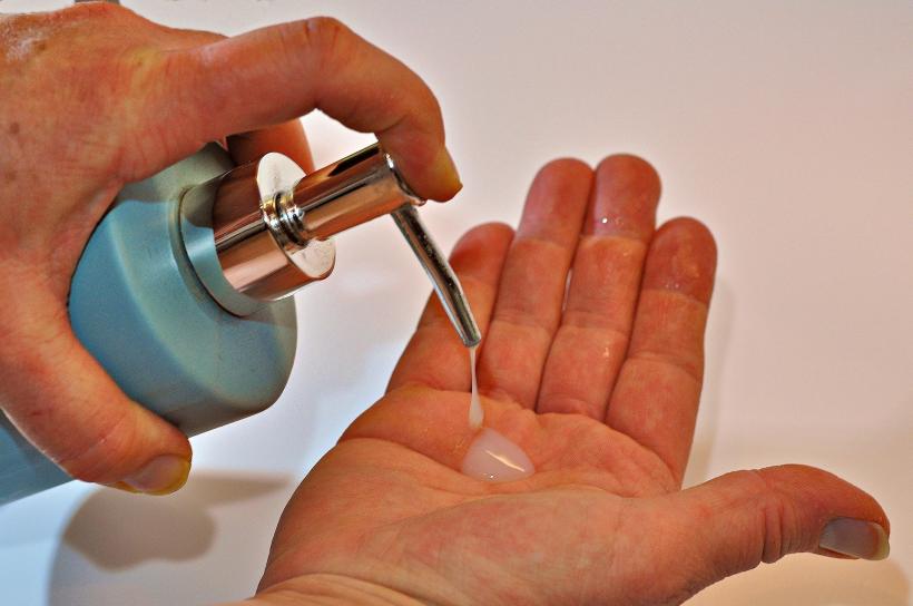 Cum îţi dezinfectezi mâinile fără a-ţi irita pielea