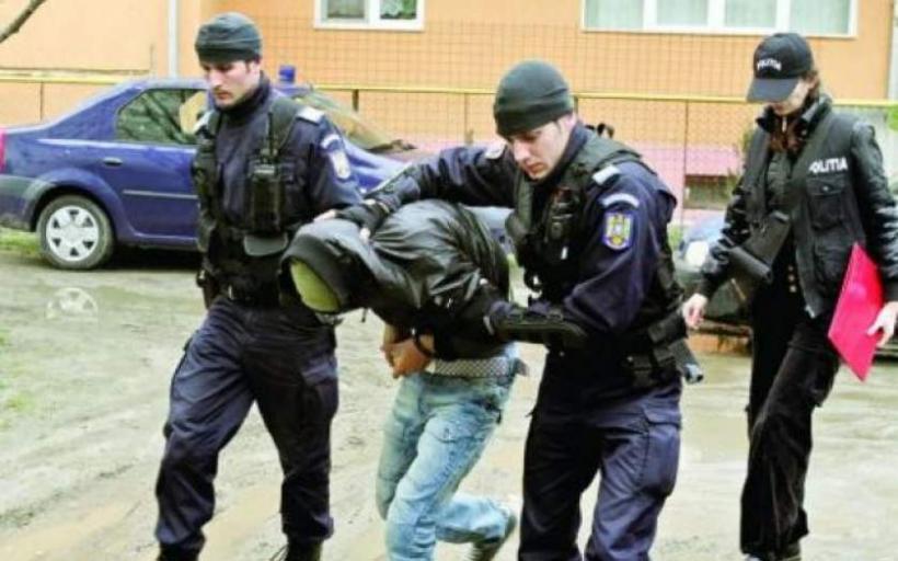 Polițiști din Sibiu loviți cu pietre și furci, de mai multe persoane care nu respectau distanțarea socială