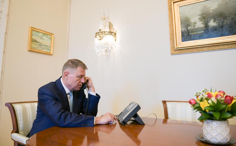 Iohannis a discutat telefonic cu Macron despre medicii români care luptă contra COVID-19 în Franța