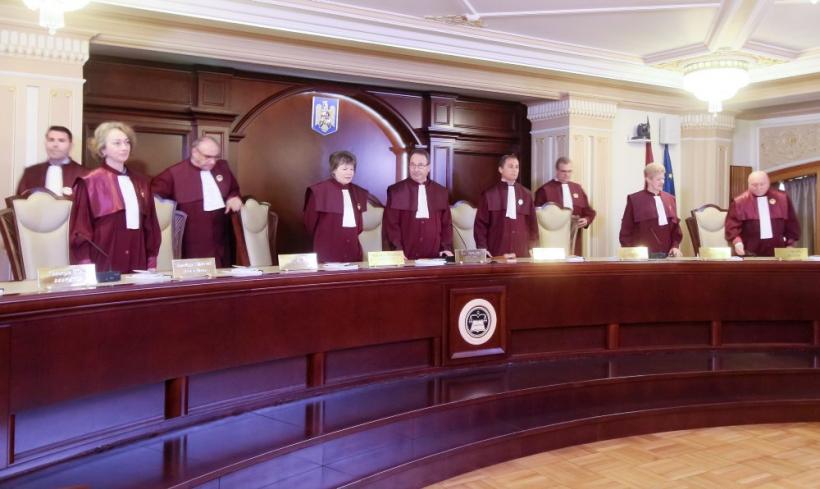 CCR dezbate pe 27 mai sesizarea lui Iohannis privind legea care permite cursurile online