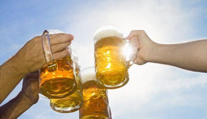 Cehii au ieşit să sărbătorească cu bere relaxarea restricţiilor