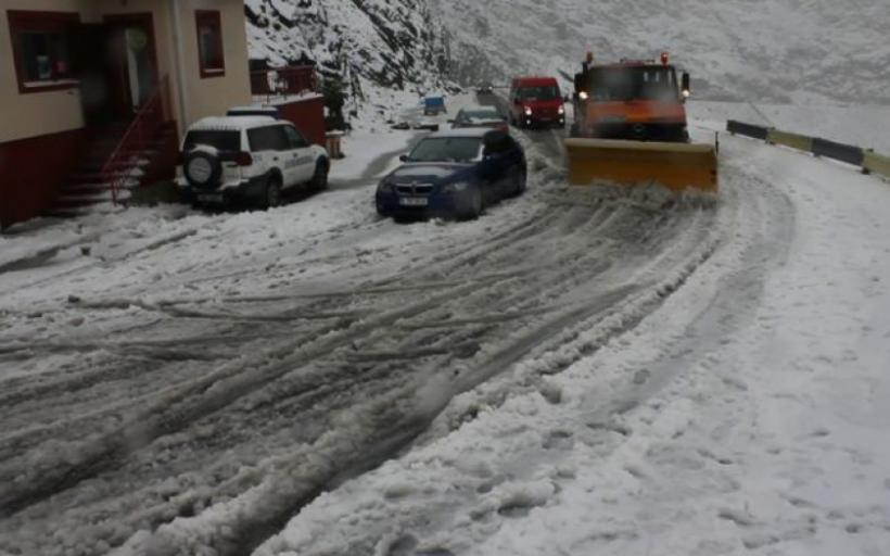 A început deszăpezirea pe Transfăgărășan, zăpada ajunge la 5-6 metri