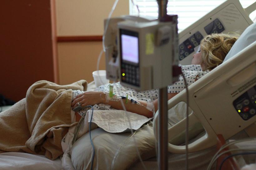 O infirmieră de la Spitalul Judeţean Bacău a murit de COVID după ce a luat virusul de la mama sa
