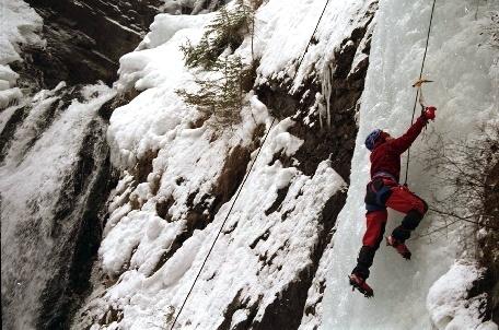 Accident la Cheile Turzii. Un alpinist a căzut de la 20 de metri înălțime