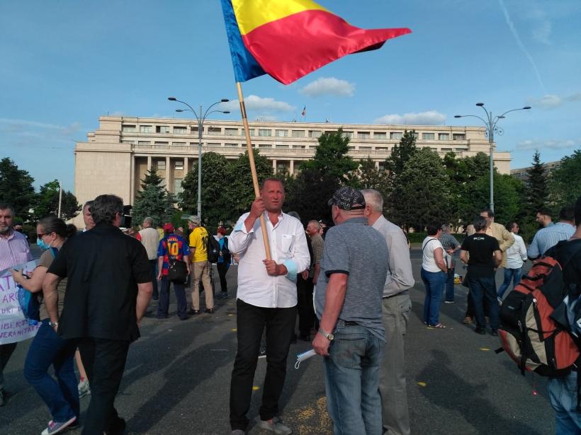 UPDATE A doua zi de proteste în Piața Victoriei. Printre manifestanți se află și omul de afaceri Viorel Cataramă