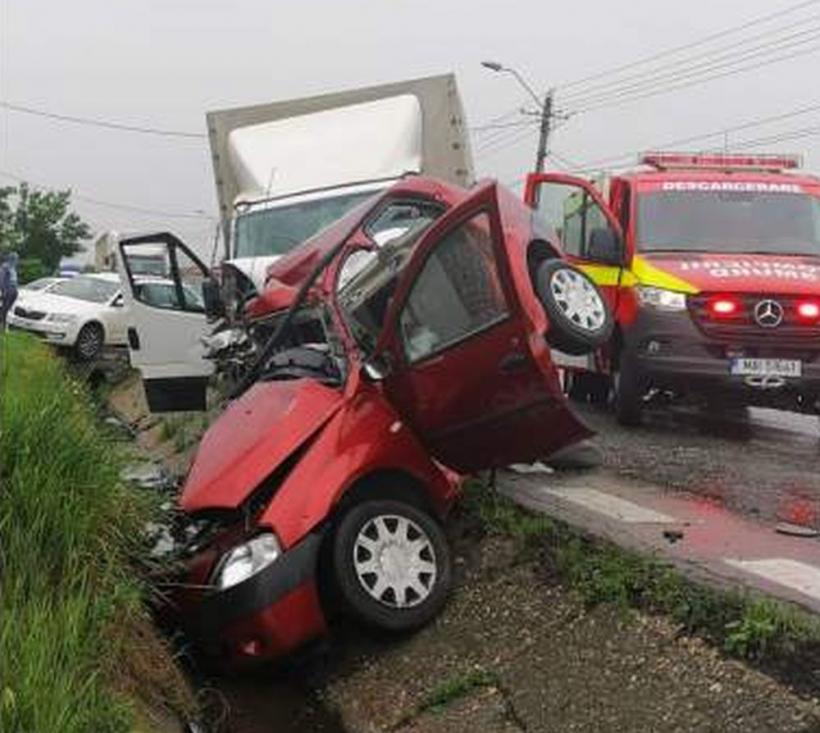 Accident GRAV în Argeș: Două persoane au murit, după ce trei vehicule s-au ciocnit