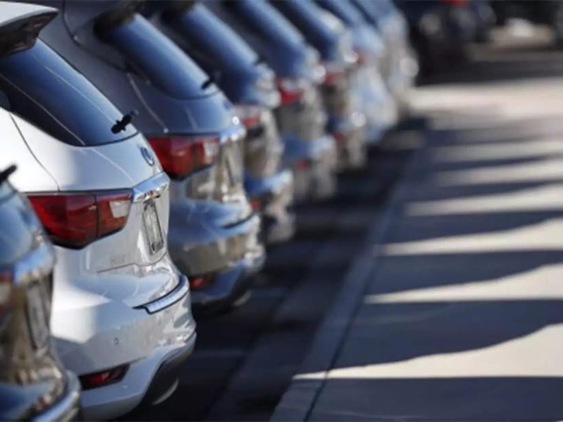 Piaţa auto se va contracta anul acesta, iar vânzările de maşini electrice vor scădea cu 18%